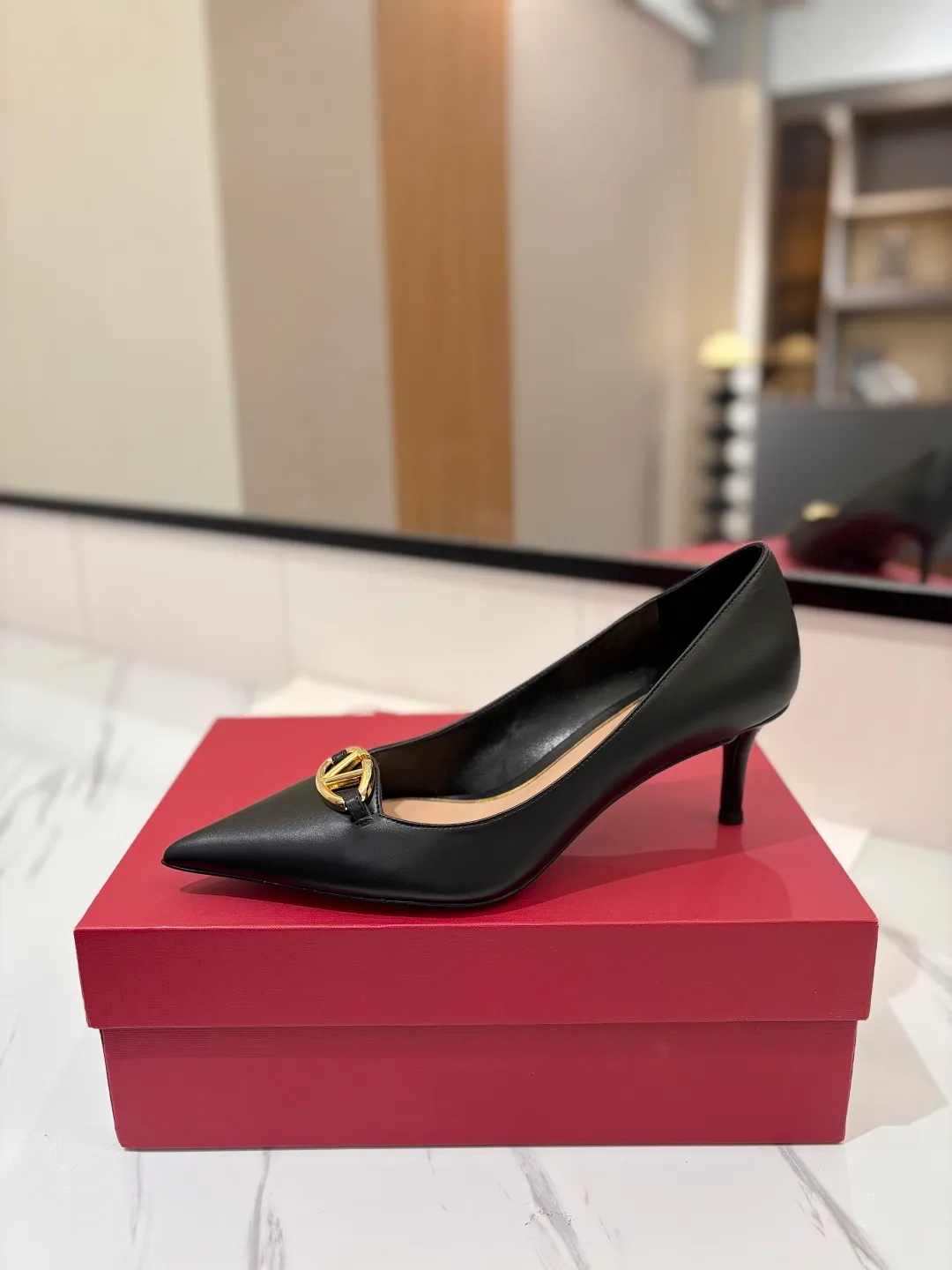 💕💕Factory direct selling price p520💕💕 VALENTINO’s hottest new high-heeled shoes, latest logo buckle, perfect combination with sexy pointed toe❤️‍🔥❤️‍🔥❤️‍🔥❤️‍🔥It is simply the pinnacle of summer fashion💖💖💖💖original replica Upper: patent leather, subleather Outsole: Italian leather outsole Heel height: 6.5cm Size: 35-39 (40 41 42 customized, non-refundable and non-exchangeable)